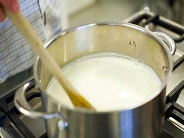 cách làm sữa chua uống: làm hỗn hợp sữa