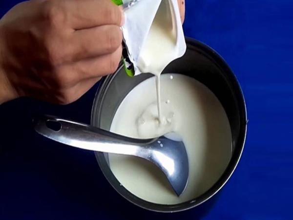 cách làm sữa chua uống: trộn hỗn hợp cái