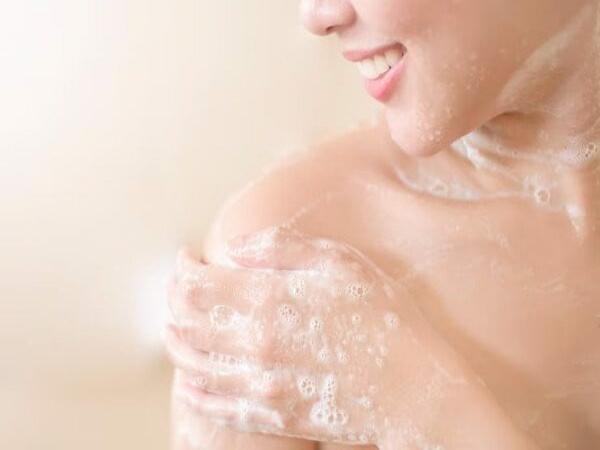 Sữa tắm tẩy tế bào chết cho da giúp kích thích quá trình tái tạo da mới