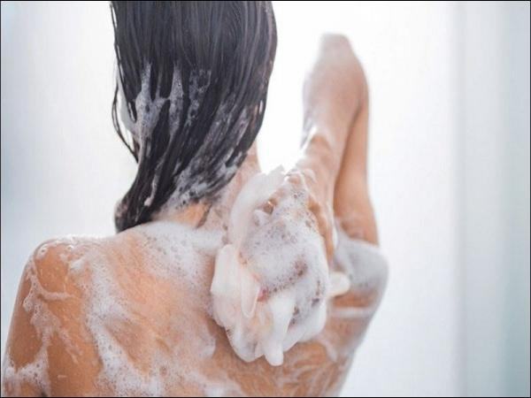 Sữa tắm có khả năng tạo bọt giúp làm sạch bụi bẩn, dầu nhờn trên da