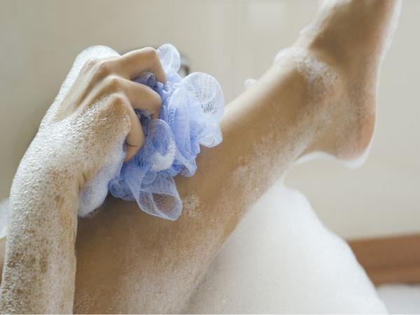 Tẩy tế bào chết trước hay sau tắm phụ thuộc vào đặc điểm da và sở thích của bạn